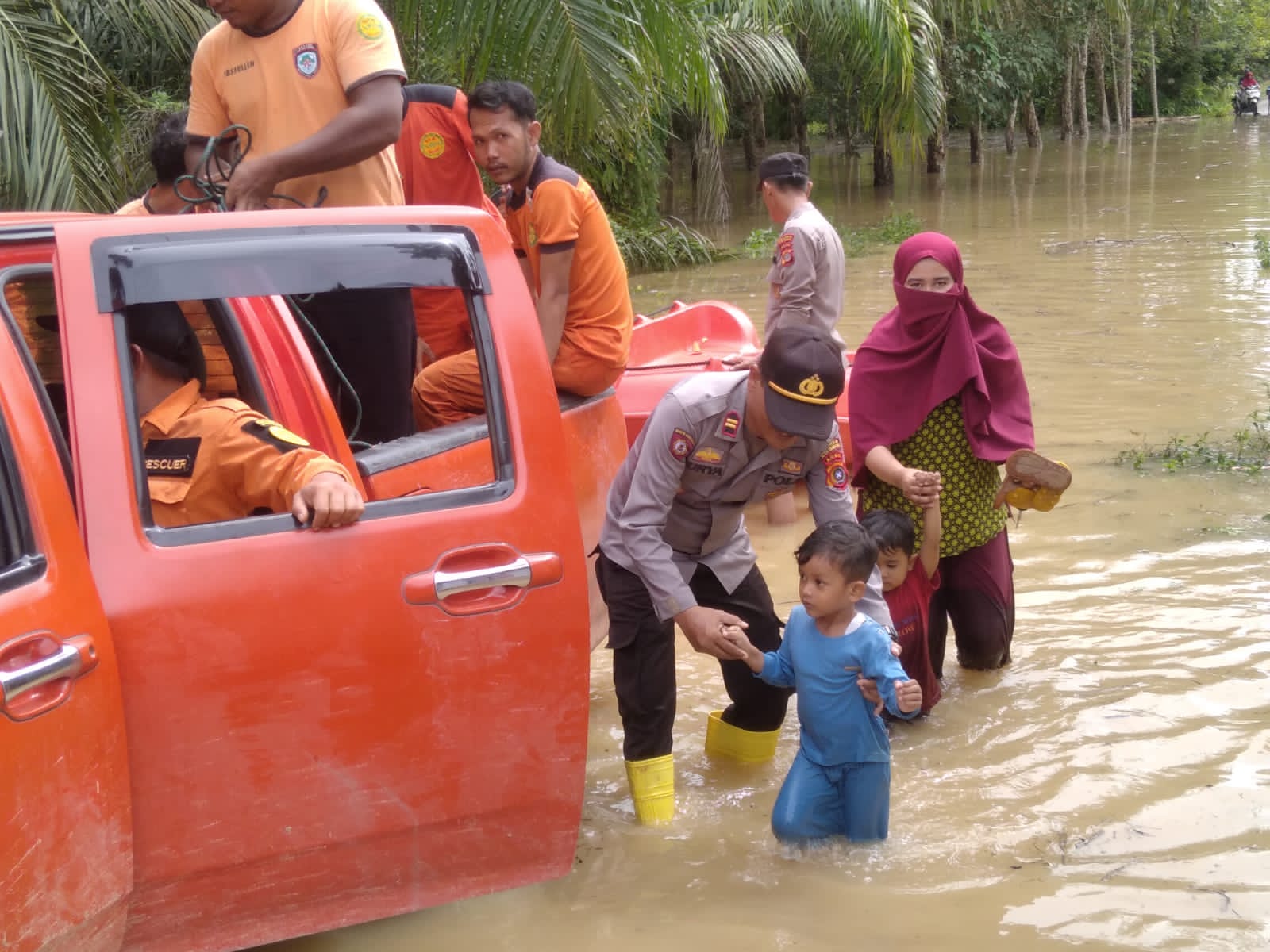 Kapolsek Karang Baru Bantu Evakuasi Korban Banjir Kapolsek Karang Baru Bantu Evakuasi Korban Banjir