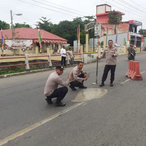 Gercep, Kapolsek di Wilayah Pidie Inisiatif Timbun Jalan Berlubang
