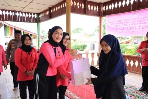 Ketua Bhayangkari Cabang Subulussalam Salurkan Bantuan Sembako ke Korban Banjir