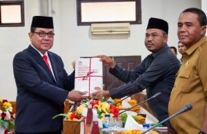 Pj Bupati Aceh Barat Serahkan Draft R-APBK 2023 ke DPRK