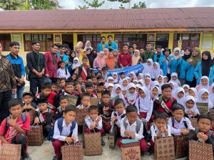 BEM FKIP Universitas Serambi Mekkah dan HMI Salurkan Bantuan ke Anak Korban Banjir