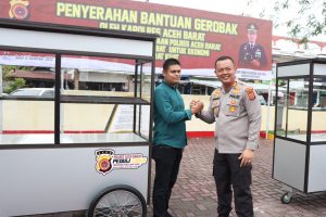 Keren, Pelaku UMKM di Aceh Barat Dapat Bantuan Gerobak dari Kapolres