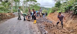 TNI Polri dan Masyarakat Kompak Tambal Jalan Berlubang