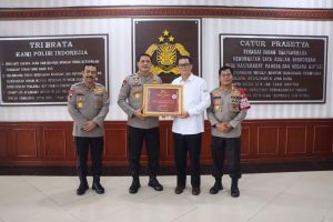 Kapolda Aceh Berikan Penghargaan Kepada Komunitas Eco Enzym Nusantara