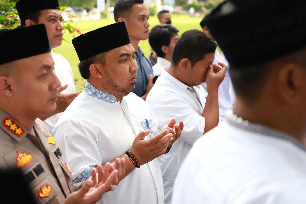 Ribuan Masyarakat Berdoa di Kuburan Massal Tsunami di Siron Aceh Besar