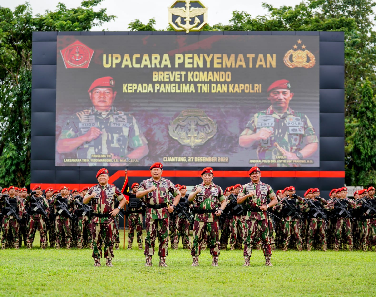 Kapolri Disematkan Baret Merah Kopassus, Minta Tak Ragukan Sinergitas TNI-Polri
