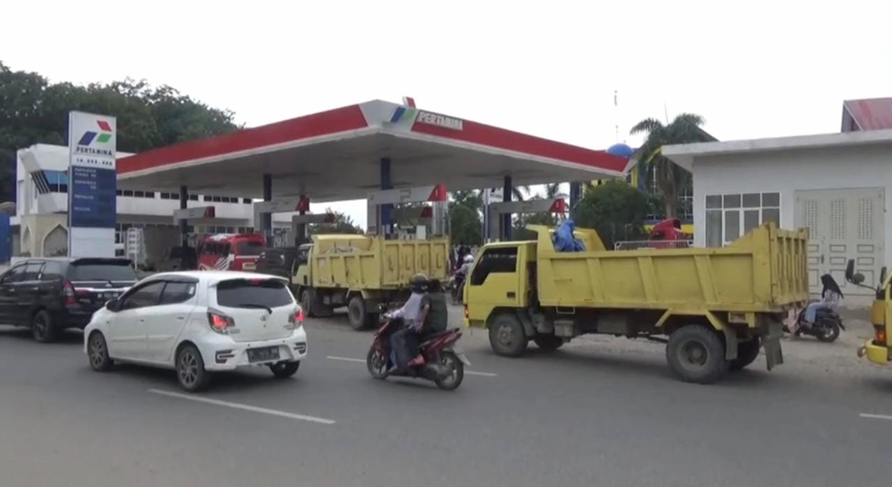 BBM Langka, Semua SPBU di Lhokseumawe Alami Antrean Panjang