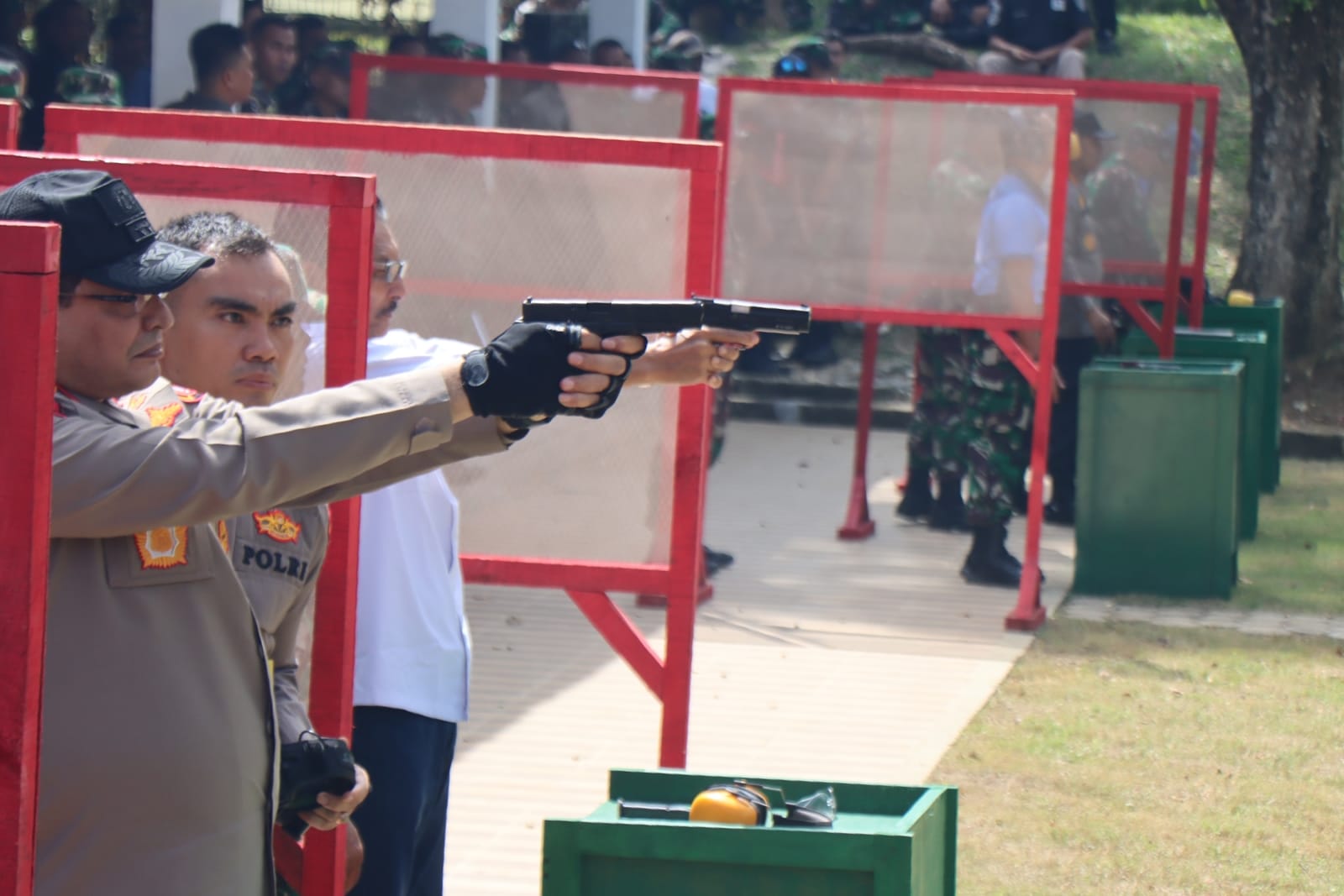 Kapolda Aceh Ikut Lomba Tembak Pistol Plat Baja Kodam IM