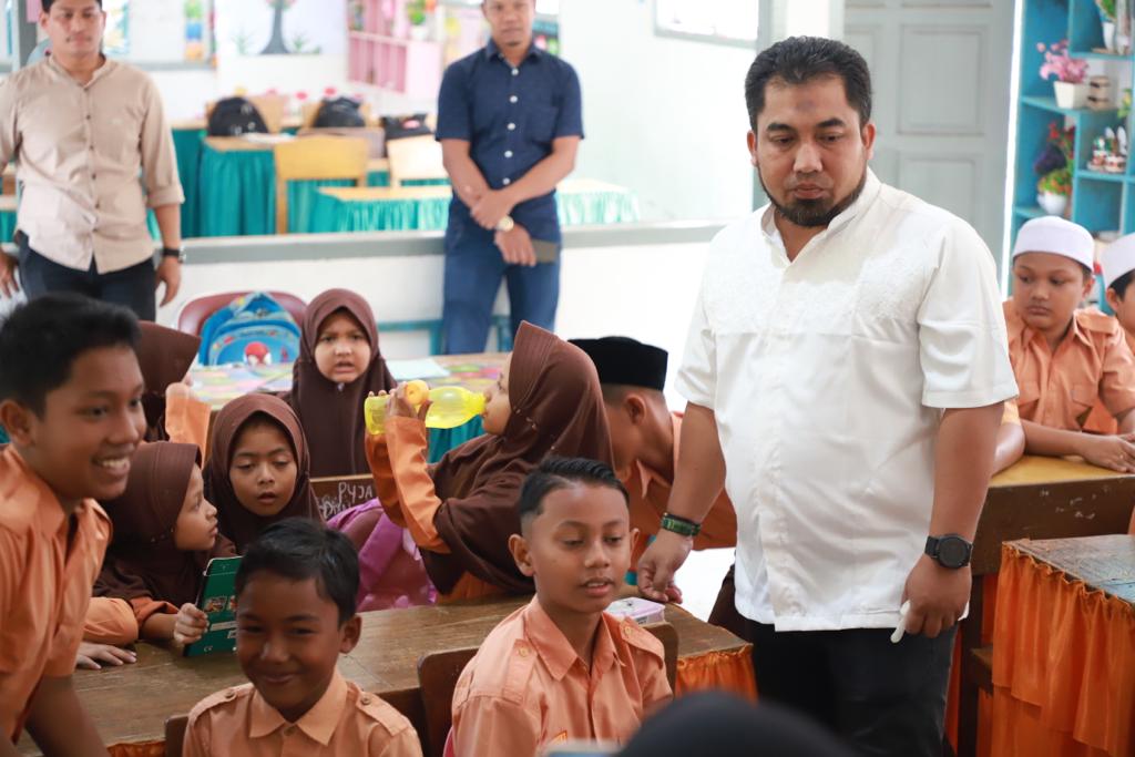 Pj Bupati Aceh Besar Tetes Vaksin Polio di SDN Pertiwi Lamgarot