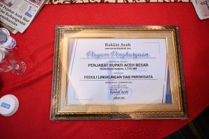 Pj Bupati Aceh Besar Raih Penghargaan Peduli Lingkungan dan Pariwisata