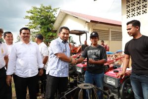 Puluhan Petani Aceh Besar Terima Bantuan Traktor