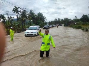 Personel Satlantas Polres Pidie Dikerahkan Bantu Pengendara Lewati Banjir