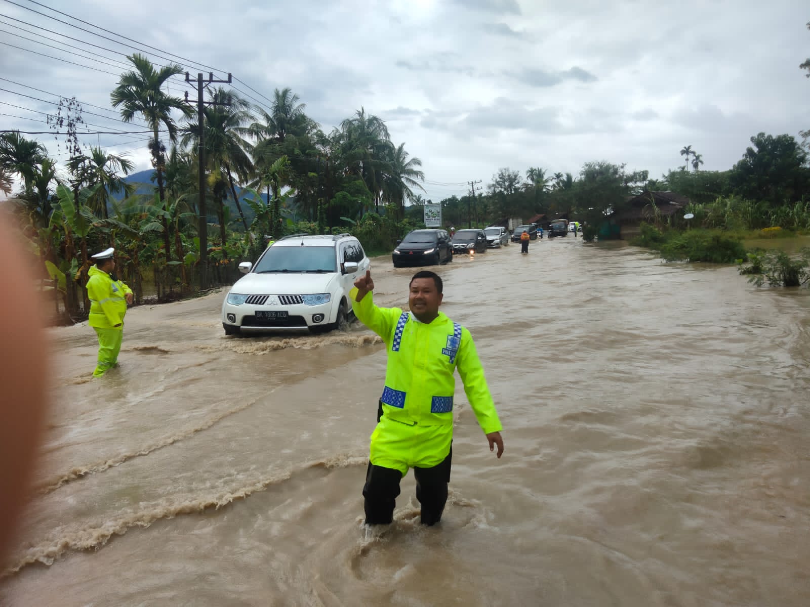 Personel Satlantas Polres Pidie Dikerahkan Bantu Pengendara Lewati Banjir