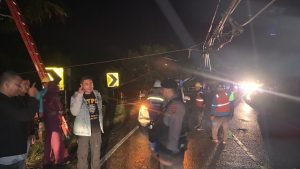 Pro Aktif, Kapolres Aceh Utara ke Lokasi Tiang Listrik Tumbang