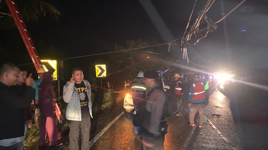 Pro Aktif, Kapolres Aceh Utara ke Lokasi Tiang Listrik Tumbang
