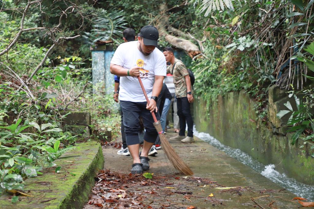 Pj Bupati Aceh Besar Pimpin Aksi Satu Jam Pungut Sampah di Gle Taron