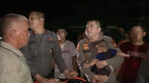 Kapolres Aceh Utara Ikut Berjibaku Bantu Warga Korban Banjir