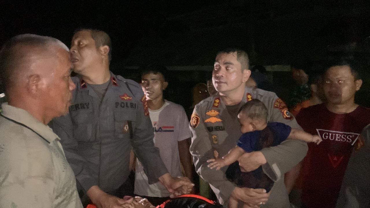 Kapolres Aceh Utara Ikut Berjibaku Bantu Warga Korban Banjir