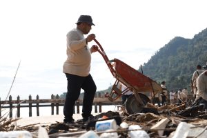 Pj Bupati dan Jajaran Pemkab Aceh Besar Bersihkan Pantai Nipah Pulo Aceh