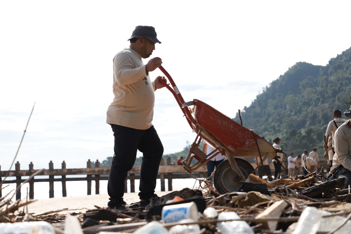 Pj Bupati dan Jajaran Pemkab Aceh Besar Bersihkan Pantai Nipah Pulo Aceh