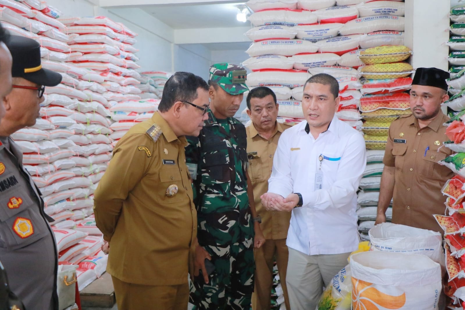 Pj Bupati Aceh Barat Tinjau Pasar Pj Bupati Aceh Barat Tinjau Pasar