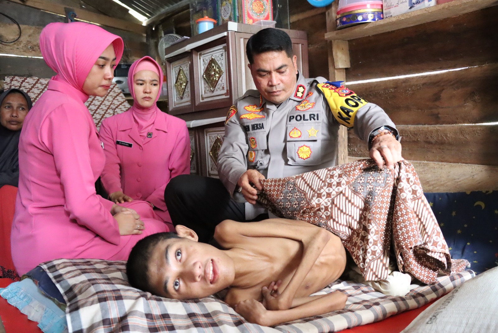 Kapolres Aceh Utara Berikan Bantuan Bagi Seorang Penderita Lumpuh Layu