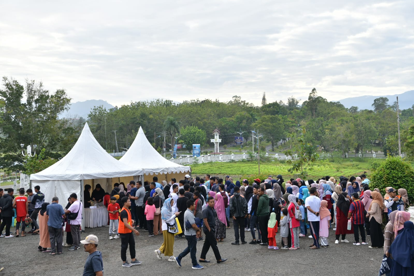 Ratusan Warga Aceh Besar Padati Meuligoe untuk Ikut Jalan Santai BUMN