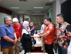 Pj Bupati Aceh Besar Serahkan Bantuan Bagi Pasien Bocor Jantung