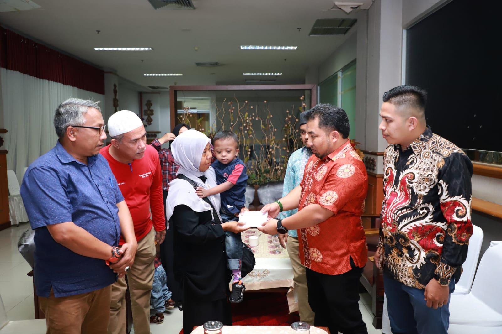 Pj Bupati Aceh Besar Serahkan Bantuan Bagi Pasien Bocor Jantung Pj Bupati Aceh Besar Serahkan Bantuan Bagi Pasien Bocor Jantung