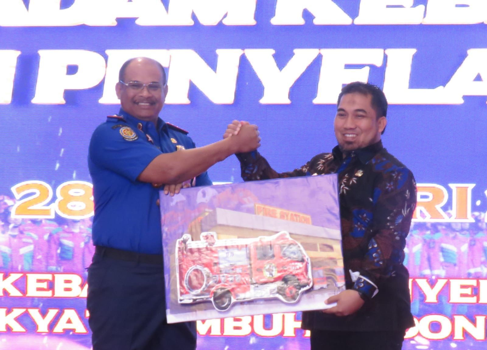 Pj Bupati Aceh Besar Terima Hibah Dua Unit Damkar