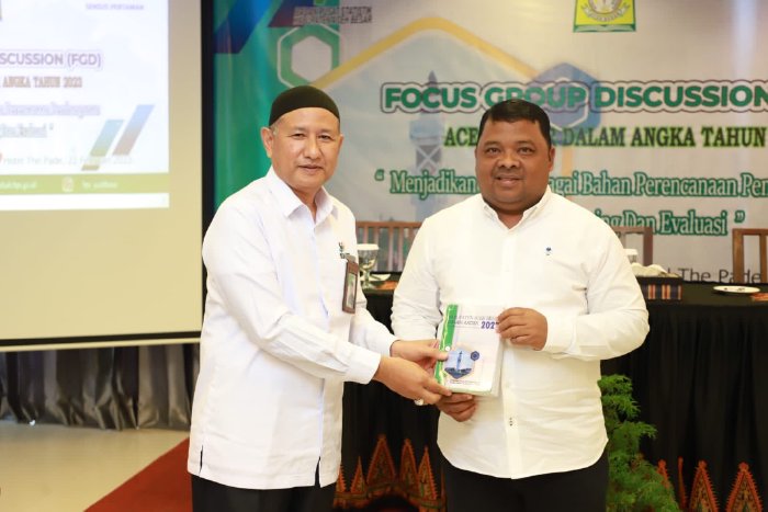 Sekdakab Aceh Besar Buka FGD Penyusunan Buku Aceh Besar dalam Angka 2023 Sekdakab Aceh Besar Buka FGD Penyusunan Buku Aceh Besar dalam Angka 2023