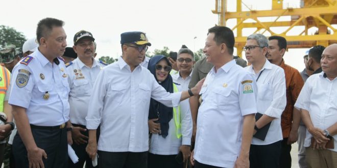 Pj Gubernur Dampingi Menhub Tinjau Pelabuhan PT PIM Untuk Operasional Produksi Pupuk NPK