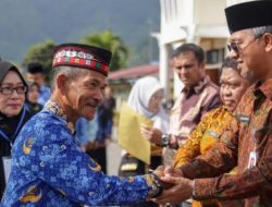 Wakili Sekda, Asisten III Serahkan SK Kenaikan Pangkat dan Pensiun ASN 4 Kabupaten