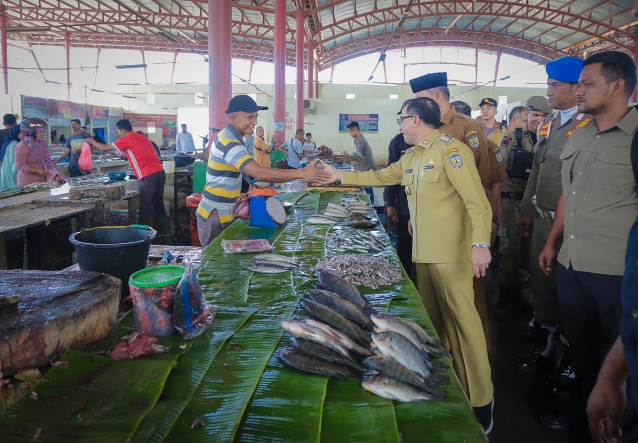Bakri Siddiq Boyong Kepala Dinas Berbelanja di Pasar Al-Mahirah