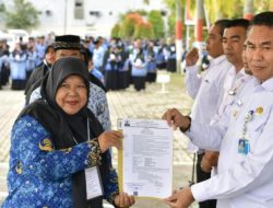 Sekda Aceh Serahkan SK Kenaikan Pangkat dan Pensiun Bagi 368 PNS di Tiga Kabupaten