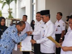 Asisten Umum Sekda Aceh Serahkan SK Kenaikan Pangkat dan Pensiun