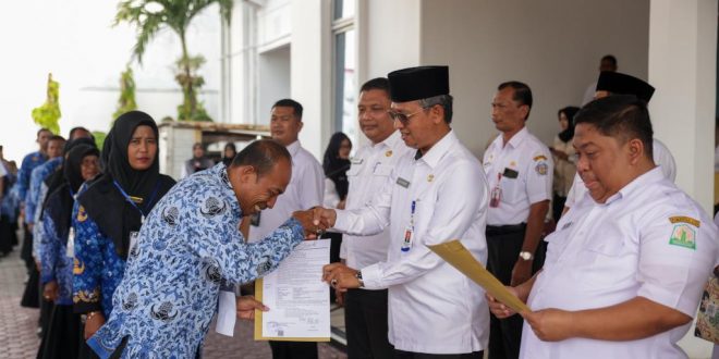 Asisten Umum Sekda Aceh Serahkan SK Kenaikan Pangkat dan Pensiun Asisten Umum Sekda Aceh Serahkan SK Kenaikan Pangkat dan Pensiun