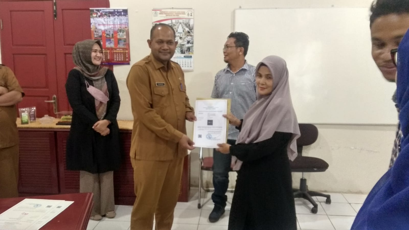 Disperindagkop & UKM Aceh Utara Serahkan Sertifikat Merek untuk 17 Industri