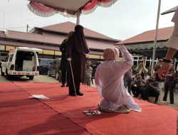 Dua Penzina Dihukum Cambuk di Lhokseumawe