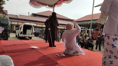 Dua Penzina Dihukum Cambuk di Lhokseumawe