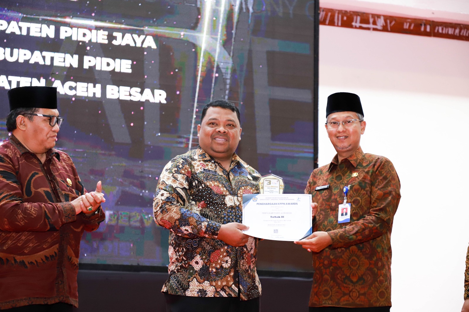 Pemkab Aceh Besar Terima KPPN Award TKD Sangat Baik Pemkab Aceh Besar Terima KPPN Award TKD Sangat Baik
