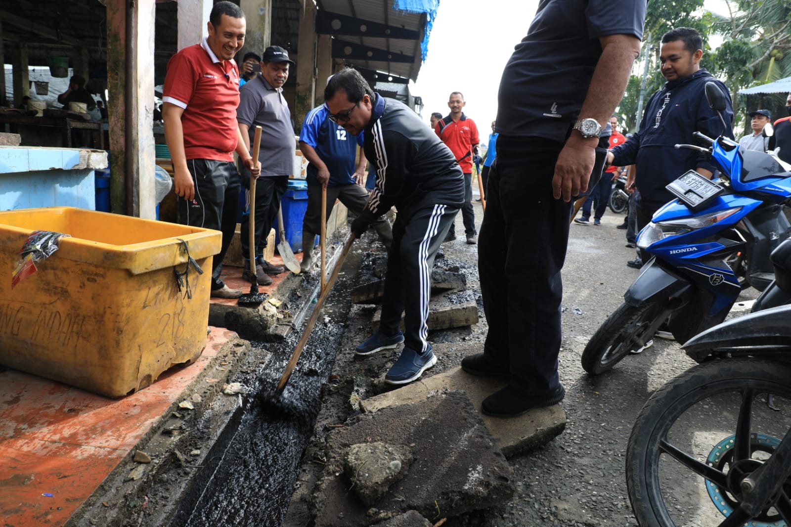 Pj Bupati Azwardi Gotong Royong Bersama Pejabat Aceh Utara di Lhoksukon