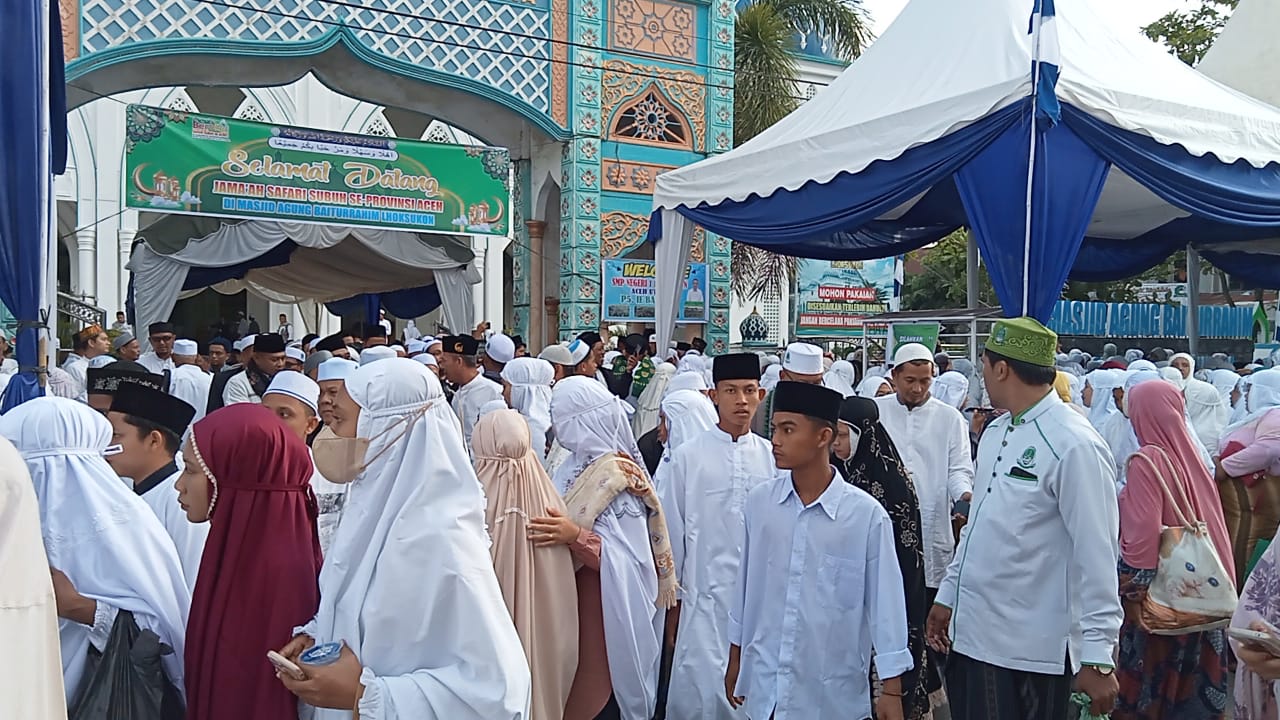 Ribuan Warga Padati Subuh Berjamaah di Masjid Jamik Lhoksukon