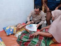 Pj Bupati Aceh Barat Salurkan Zakat Senif Fakir Uzur