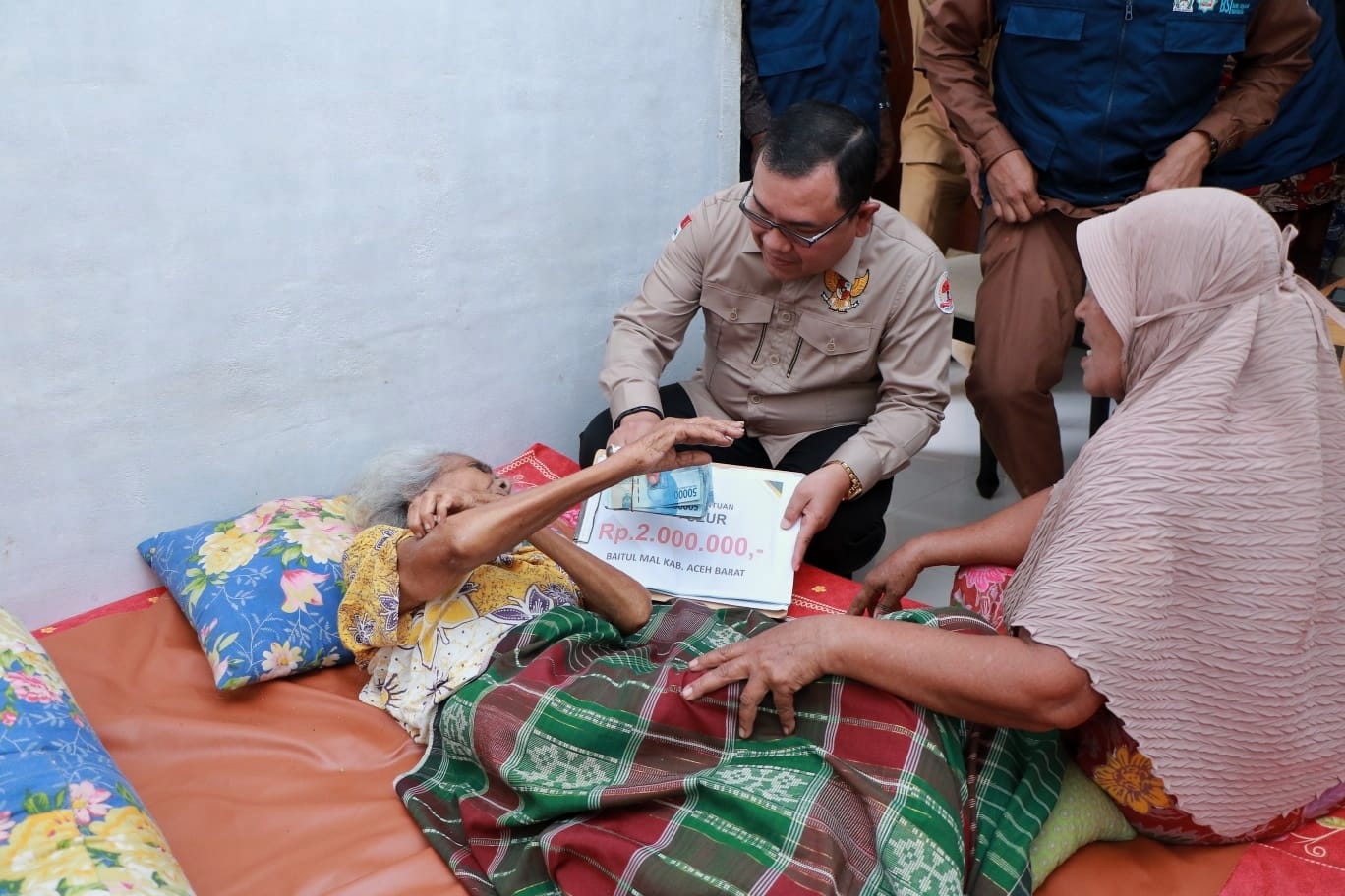 Pj Bupati Aceh Barat Salurkan Zakat Senif Fakir Uzur