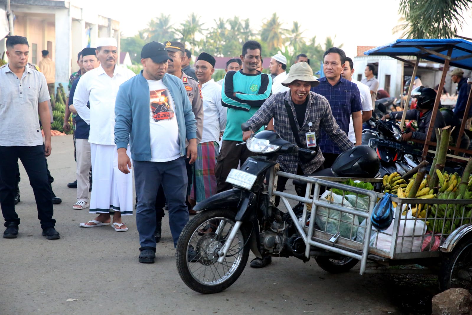 Bakda Subuh, Pj Bupati Aceh Besar Pantau Pasar Induk Lambaro