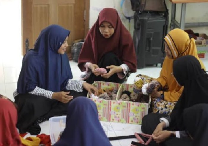 Pemkab Aceh Besar Berikan Pelatihan Komputer dan Menjahit untuk Santri