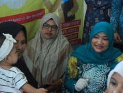 Pj Ketua TP PKK Aceh Besar Berikan Tetes Manis Polio Di Gampong Teubaluy