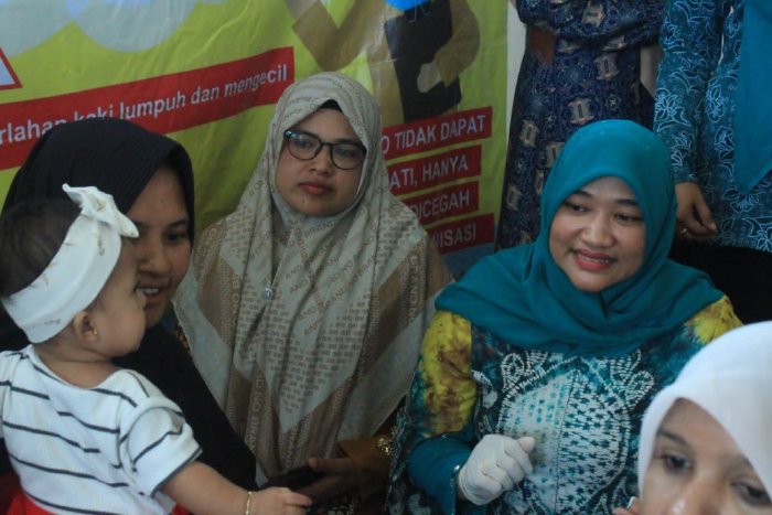 Pj Ketua TP PKK Aceh Besar Berikan Tetes Manis Polio Di Gampong Teubaluy