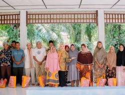 Anggota DPRK Dari Partai Hanura Bagikan Ribuan Paket Lebaran